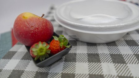 Téléchargez les photos : Nourriture brésilienne typique scellée dans un récipient en polystyrène pour la livraison à domicile avec des fruits - en image libre de droit