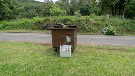 Place pour l'élimination des ordures et de la mousse de polystyrène sur le côté de la route Linha Bela dans la ville de Gramado