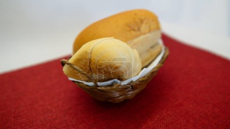 Traditionelles kleines französisches Brot, das bei Brasilianern sehr häufig zum Frühstück und zu den Mahlzeiten verwendet wird