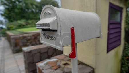 Briefkästen in einem Wohnhaus an dieser wichtigen Straße in der Stadt Gramado