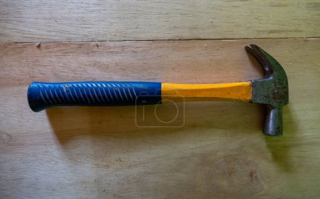 Foto de Herramienta de martillo de acero con mango de goma - Imagen libre de derechos