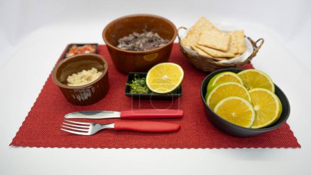 Foto de Frijoles, ensalada y complementos alimenticios en este plato tradicional brasileño - Imagen libre de derechos