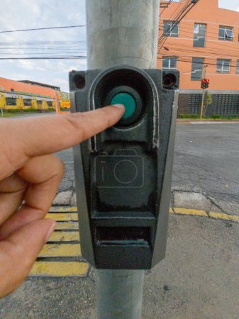 Foto de Gran tráfico en la ciudad de Suzano con el botón para que los peatones crucen la calle - Imagen libre de derechos
