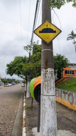 Panneau indiquant une bosse de vitesse dans la ville de Suzano