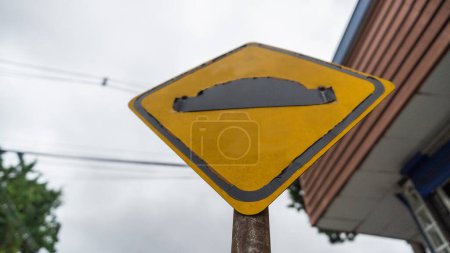 Panneau indiquant une bosse de vitesse dans la ville de Suzano