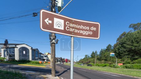 Téléchargez les photos : Panneau de rue dans la ville de Gramado près du NBA Basketball Park, Caravaggio Path - en image libre de droit