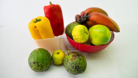 Rote Bananen, Orangen, Zitronen, Avocadofrüchte in einem großen Teil des brasilianischen Territoriums