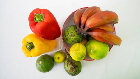 Foto de Plátano rojo, naranja, limón, fruta de aguacate presente en gran parte del territorio brasileño - Imagen libre de derechos