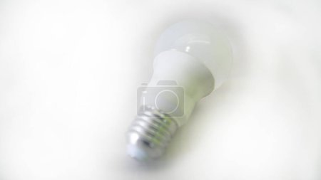 Screw-on LED type white light bulb