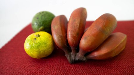 Plátano rojo, naranja, limón, fruta de aguacate presente en gran parte del territorio brasileño