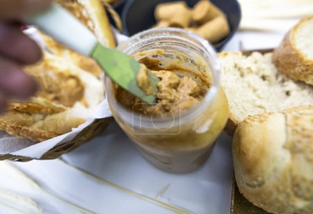 Brasilianische Tradition mit Erdnüssen, Pe de moleque, Maiskuchen traditionelle brasilianische Süßigkeiten auf dem Festa Junina