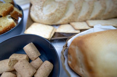 Brasilianische Tradition mit Erdnüssen, Pe de moleque, Maiskuchen traditionelle brasilianische Süßigkeiten auf dem Festa Junina
