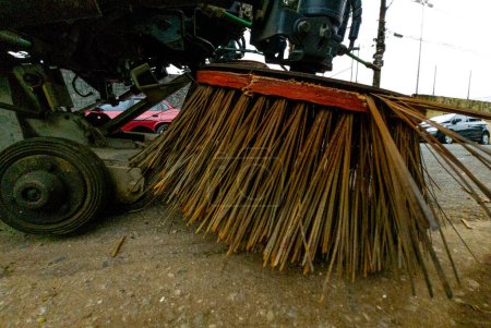 Téléchargez les photos : Véhicule qui nettoie et brosse les rues du centre-ville - en image libre de droit