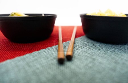 Yakissoba in Lunchbox und Schüssel mit Essstäbchen Schicke asiatische Küche