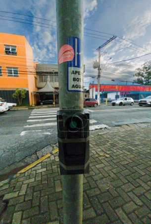 Starker Verkehr in der Stadt Suzano mit dem Knopf für Fußgänger, um die Straße zu überqueren