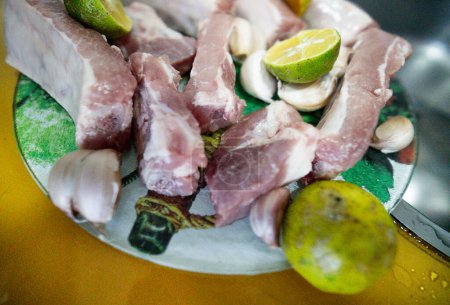 Foto de Costilla, limón y otros condimentos ampliamente utilizados en la comida brasileña - Imagen libre de derechos