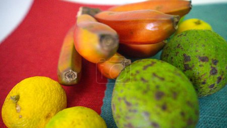 Foto de Plátano rojo, naranja, limón, fruta de aguacate presente en gran parte del territorio brasileño - Imagen libre de derechos