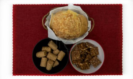 Erdnüsse in Form von Süßigkeiten, Paoka, Maismehlkuchen und Erdnussbutter auf Brot
