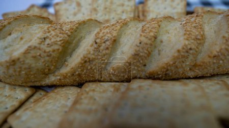 Erdnüsse in Form von Süßigkeiten, Paoka, Maismehlkuchen und Erdnussbutter auf Brot