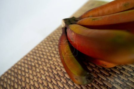 Fruta del plátano rojo presente en gran parte del territorio brasileño