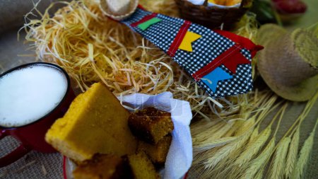 Traditionelle Artikel und Speisen des brasilianischen Festes Sao Joao