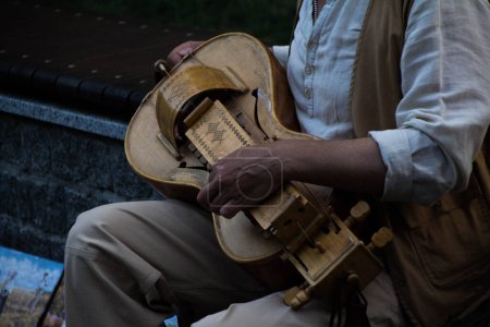 musicien de rue avec une lyre ukrainienne