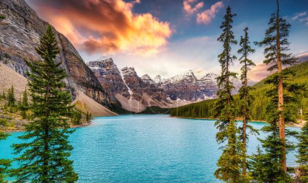 Téléchargez les photos : Beau lac coloré de Moraine avec chaîne de montagnes dans les Rocheuses canadiennes le matin au parc national Banff, AB, Canada - en image libre de droit