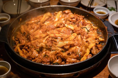 Téléchargez les photos : Dakgalbi poulet barbecue avec légumes mélangés dans une poêle chaude - en image libre de droit