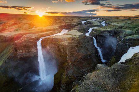 Téléchargez les photos : Vue aérienne majestueuse de la cascade Haifoss coulant sur le canyon volcanique entre les hautes terres islandaises en été en Islande - en image libre de droit