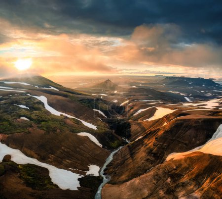 Foto de Panorama espectacular paisaje de montaña volcánica con cielo colorido puesta de sol en la zona geotérmica en verano en las Tierras Altas de Islandia - Imagen libre de derechos
