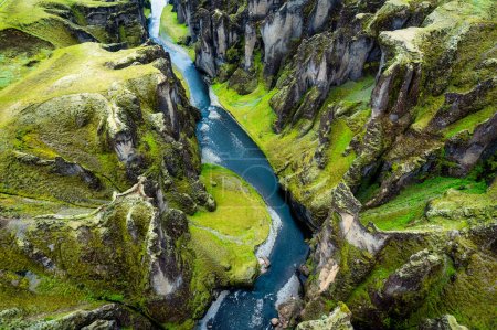Foto de Vista aérea hermosa de musgo escarpado cañón de Fjadrargljufur con el río Fjadra que fluye a través en verano en el sureste de Islandia - Imagen libre de derechos