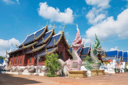 Téléchargez les photos : Architecture de Wat Ban Den ou Wat Den Salee Sri Muang Gan le temple de style Lanna et sculpture colorée de conte de fées dans la journée ensoleillée à Chiang Mai, Thaïlande - en image libre de droit
