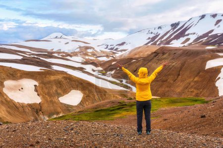 Foto de Feliz joven viajera asiática disfrutando en Kerlingarfjoll montaña volcánica en la zona geotérmica en verano en las tierras altas de Islandia - Imagen libre de derechos