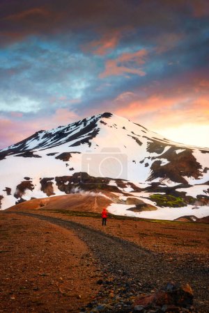 Foto de Joven excursionista caminando en Kerlingarfjoll en la zona geotérmica y la montaña del volcán en verano en las Highlands de Islandia - Imagen libre de derechos