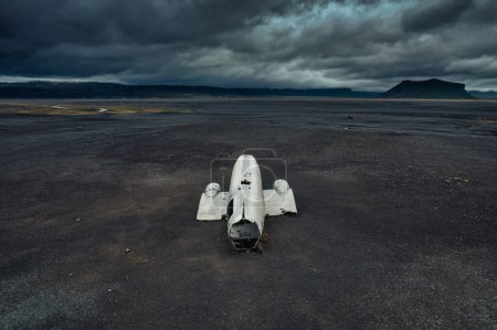 Foto de Naufragio de un avión militar abandonado DC 3 en la playa de arena negra de Solheimasandur en Islandia - Imagen libre de derechos