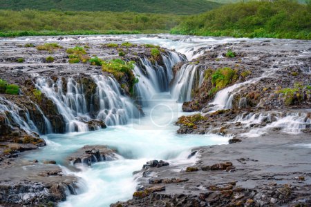 Foto de Hermoso paisaje de cascada Bruarfoss que fluye desde el río Bruara en verano en el suroeste de Islandia - Imagen libre de derechos