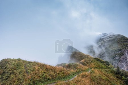 Téléchargez les photos : Vue panoramique de la crête montagneuse brumeuse du belvédère de Saxer Lucke, Alpes suisses le matin à Appenzell, Suisse - en image libre de droit