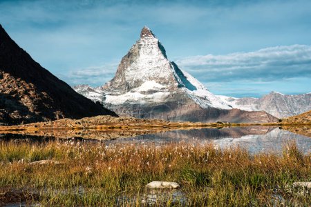 Foto de Hermoso paisaje del lago Riffelsee y reflexión icónica montaña Matterhorn en otoño en el cantón de Valais, Suiza - Imagen libre de derechos