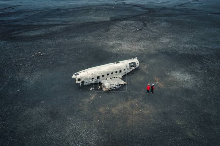 Téléchargez les photos : Épave d'avion militaire abandonnée DC 3 sur la plage de sable noir de Solheimasandur en Islande - en image libre de droit