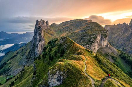 Téléchargez les photos : Beau paysage de majestueuse crête rocheuse de Saxer Lucke, Alpes suisses en automne à Appenzell, Suisse - en image libre de droit