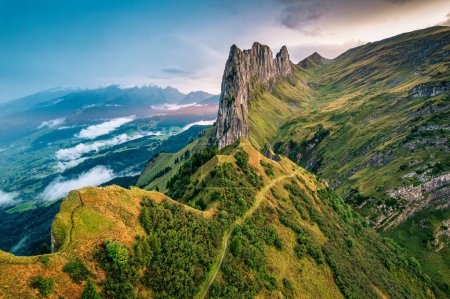 Téléchargez les photos : Beau paysage de majestueuse crête rocheuse de Saxer Lucke, Alpes suisses en automne à Appenzell, Suisse - en image libre de droit