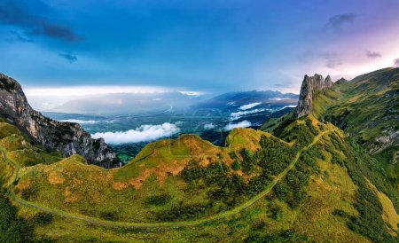 Téléchargez les photos : Panorama du paysage majestueux de la crête rocheuse de Saxer Lucke, Alpes suisses en automne à Appenzell, Suisse - en image libre de droit