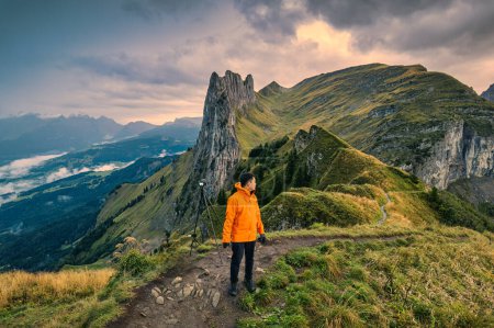 Téléchargez les photos : Paysage majestueux de montagnes rocheuses de Saxer Lucke avec randonnées pédestres sur les Alpes suisses en automne à Appenzell, Suisse - en image libre de droit
