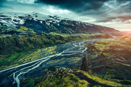 Paisaje dramático del mirador de Valahnukur de la escarpada montaña volcánica y el río glaciar durante el verano en las tierras altas de Islandia en Thorsmork, Islandia