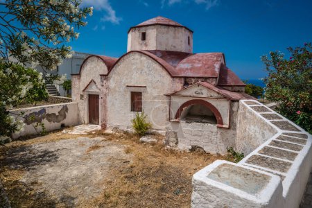 Alte kleine verlassene Kapelle im Mesochori-Dorf auf Karpathos, Griechenland