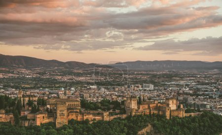 Foto de Atardecer vista desde la catedral de Santa María de la Alhambra en granada, España - Imagen libre de derechos