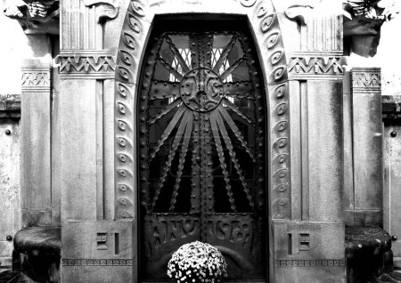 Tourné en noir et blanc sur la façade de ce bâtiment historique représentant un personnage, un animal ou une fleur. Situé à Eixample, Barcelone, Maresme, Canet de Mar, Catalogne, Espagne, Europe