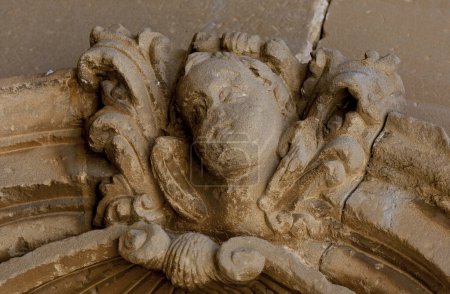 Farbige Detailaufnahmen an der Fassade dieses historischen Gebäudes, die einen Charakter, ein Tier oder eine Blume darstellen. Schauplatz: San Vicente de la Sonsierra, Logroo, La Rioja, Spanien, Europa