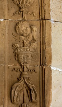 Farbige Detailaufnahmen an der Fassade dieses historischen Gebäudes, die einen Charakter, ein Tier oder eine Blume darstellen. Schauplatz: San Vicente de la Sonsierra, Logroo, La Rioja, Spanien, Europa