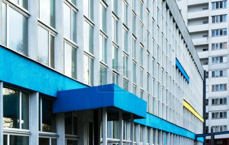 Téléchargez les photos : Un bâtiment contemporain aux couleurs bleu et jaune saisissant reflète le ciel clair - en image libre de droit
